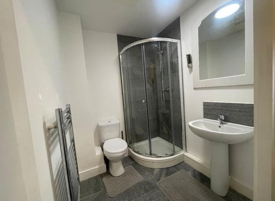 Modern 2-Bed Flat In Salford Apartment Manchester Exterior photo