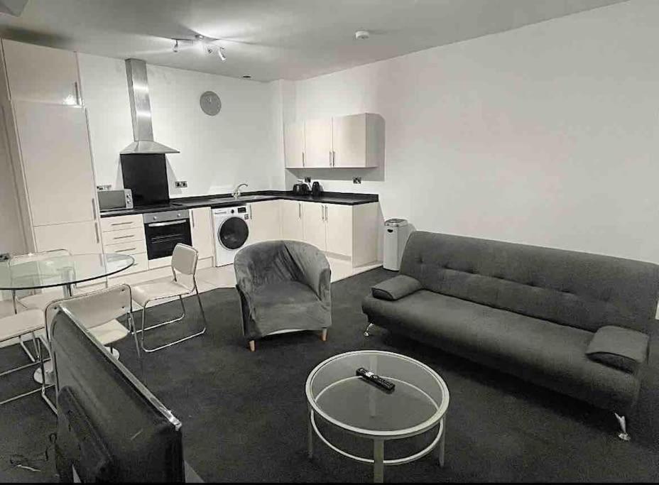 Modern 2-Bed Flat In Salford Apartment Manchester Exterior photo